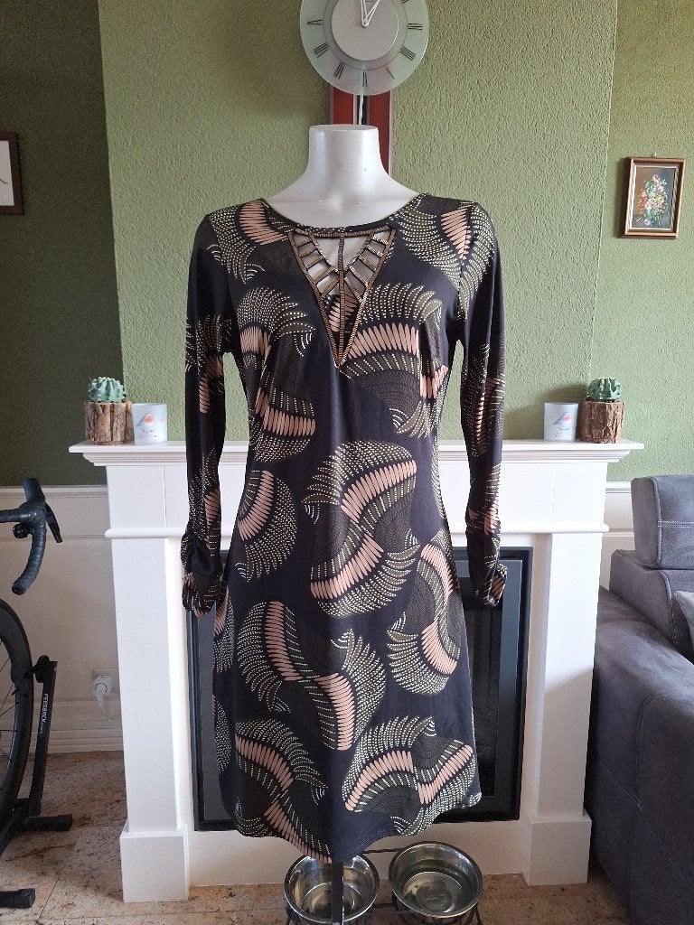 K-design zwarte beige groene bewerkte v hals jurk M, Kleding | Dames, Maat 38/40 (M), K-design, Verzenden, Zwart
