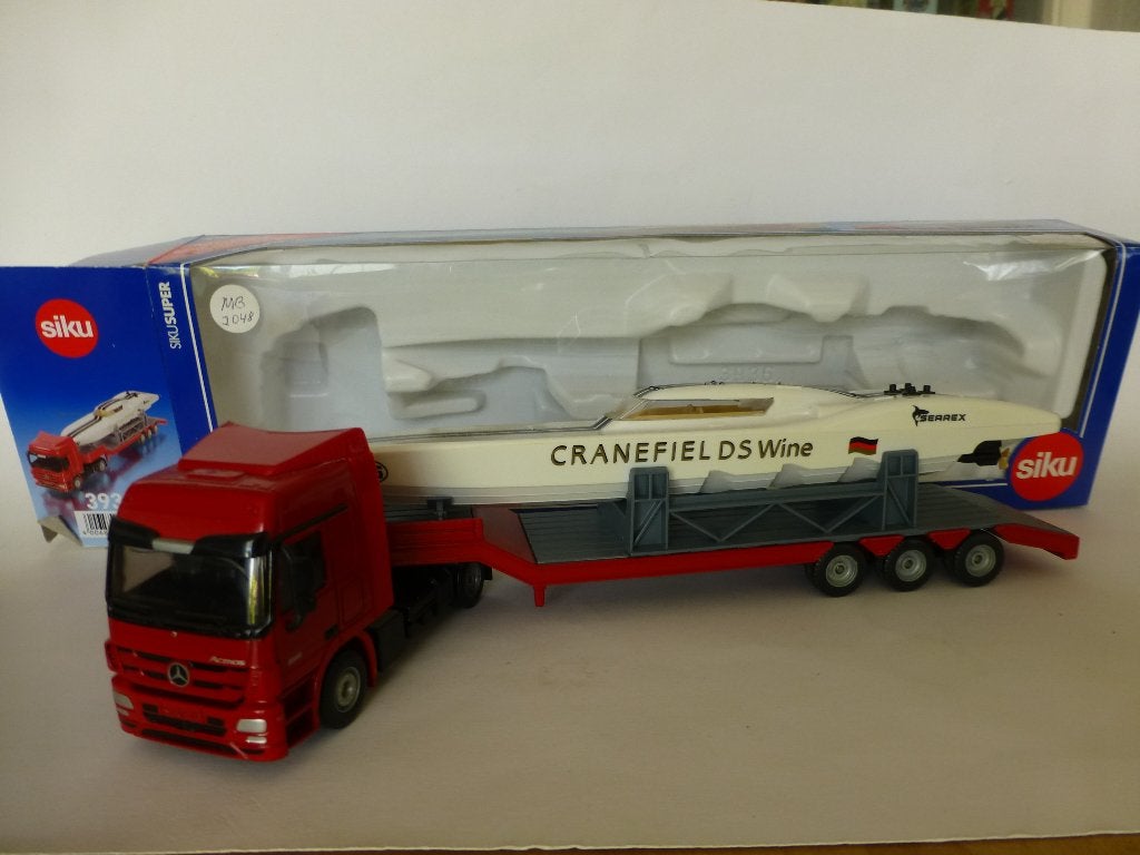 Siku 3936 mercedes actros trekker met dieplader + boot, Ophalen of Verzenden, Zo goed als nieuw, Bus of Vrachtwagen, SIKU
