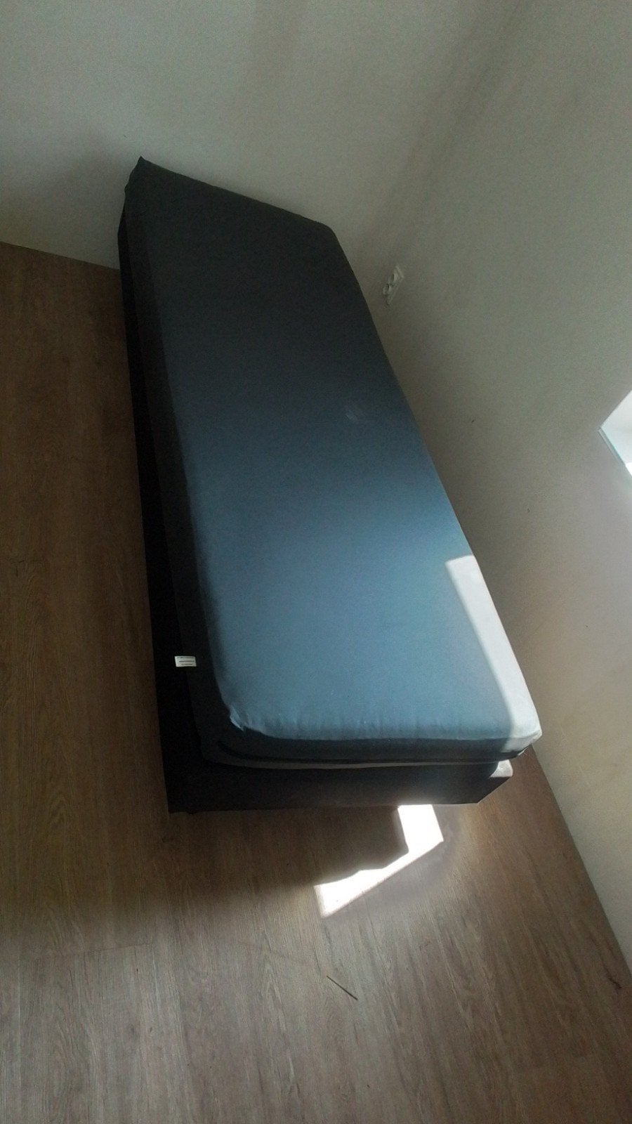 Twee eenpersoonsbedden met matras en topper, Overige materialen, Ophalen of Verzenden, Zo goed als nieuw, 200 cm