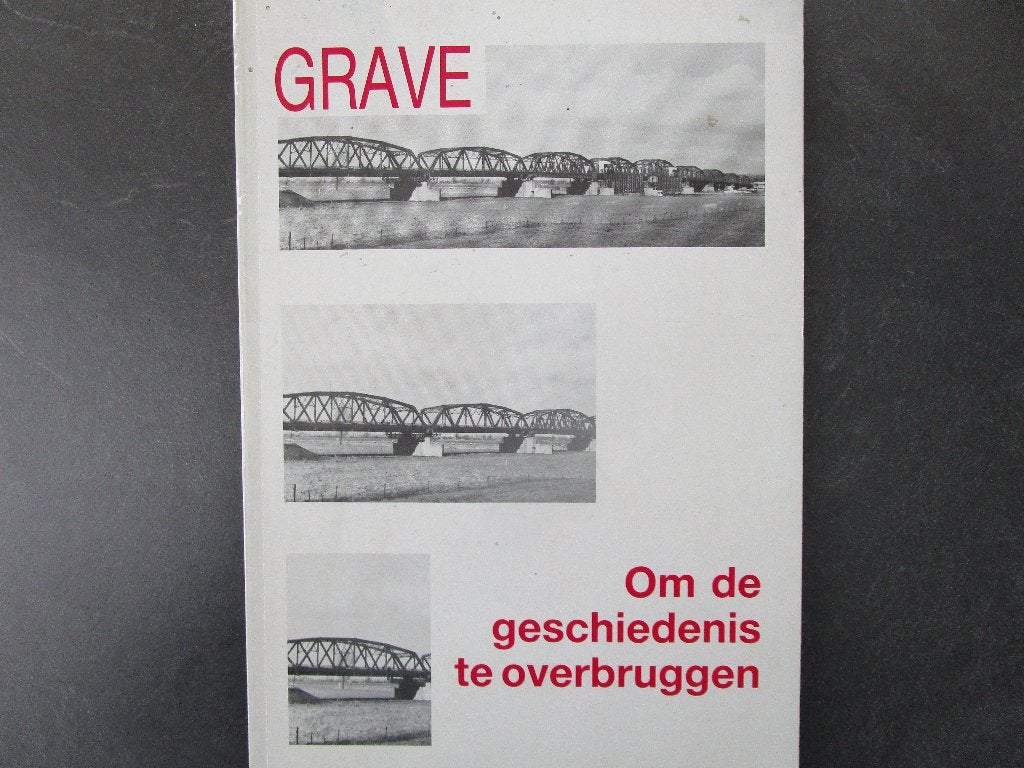 GRAVE Om de geschiedenis te overbruggen, Ophalen of Verzenden, Zo goed als nieuw