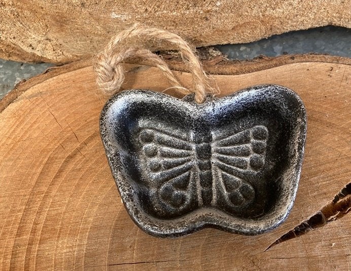 GIETIJZEREN BAKVORM VLINDER MET OPHANGLUS OLD ZILVER NIEUW, Antiek en Kunst, Ophalen of Verzenden