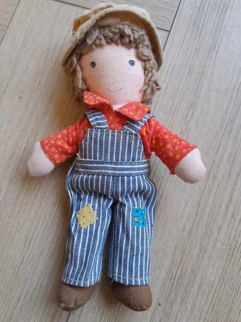 Stoffen poppetje met tuinbroek en hoedje, Ophalen of Verzenden, Zo goed als nieuw