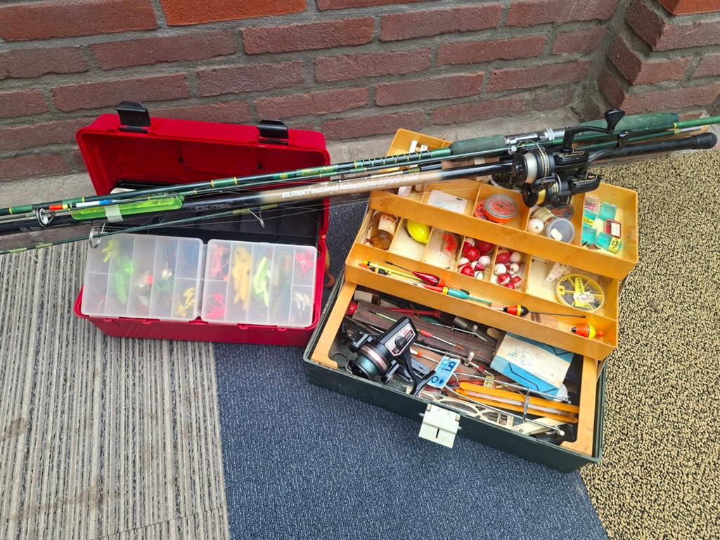 Zoldervondst: Lot visspullen met hengels, molens enz., Watersport en Boten, Hengelsport | Algemeen, Ophalen, Gebruikt, Overige typen