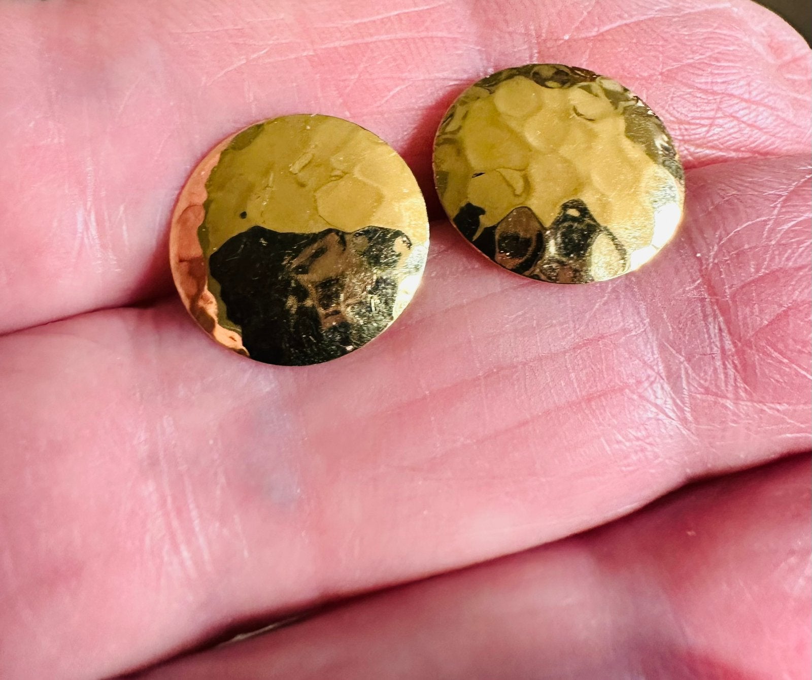 Vintage 14 K goud gehamerde Art Deco oorknoppen oorbellen, Ophalen of Verzenden, Goud, Oorbellen