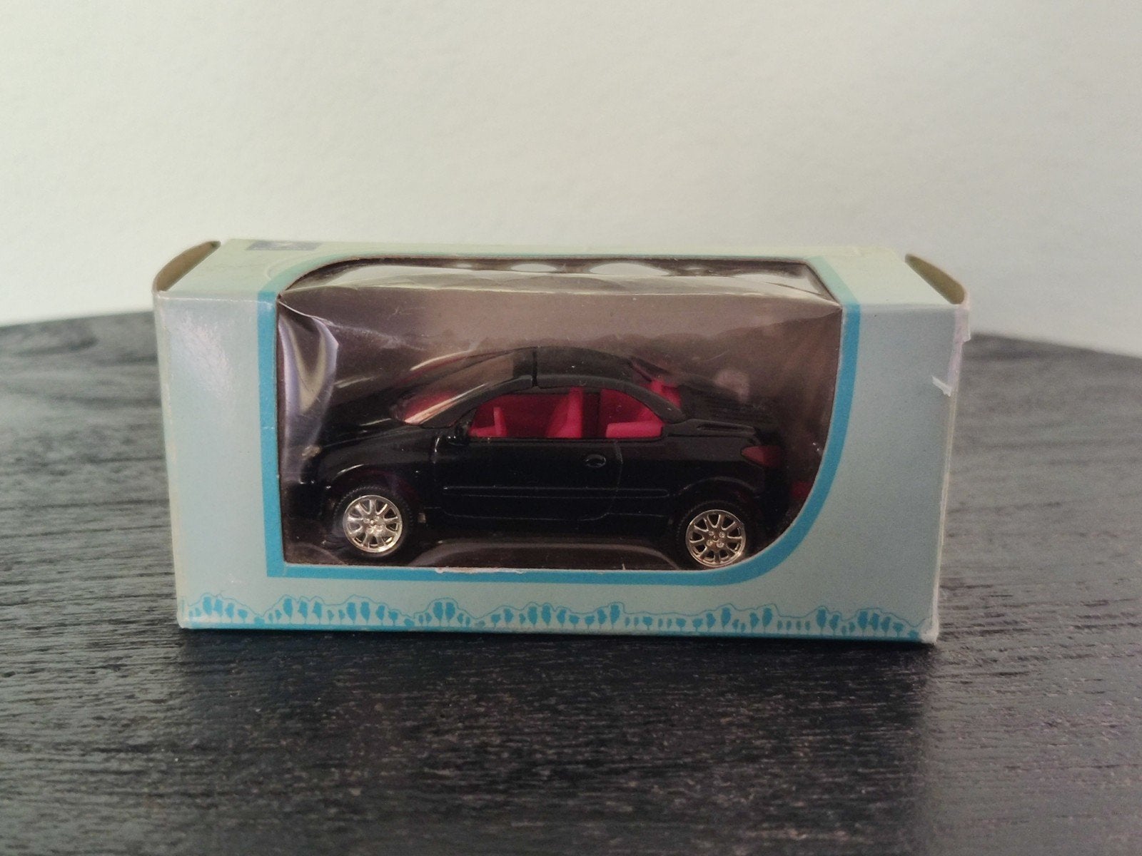 Te koop: Peugeot 206CC originele Peugeot uitgave, Hobby en Vrije tijd, Modelauto's | 1:43, Ophalen of Verzenden, Zo goed als nieuw