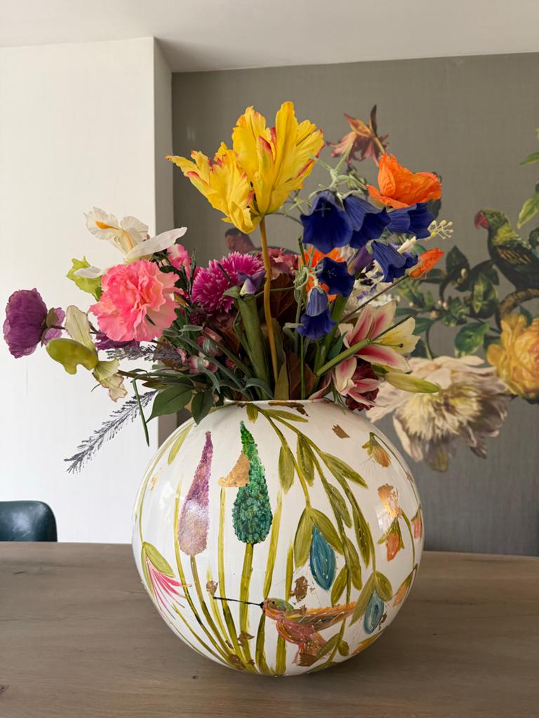 Handgeschilderde vaas met bladgoud en bloemen, Huis en Inrichting, Woonaccessoires | Vazen, Ophalen, Zo goed als nieuw
