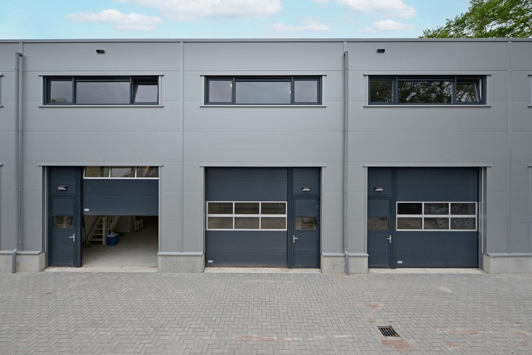 TE HUUR – BEDRIJFSRUIMTE / OPSLAG MET KANTOOR  90m2– SOEST, Bedrijfsruimte