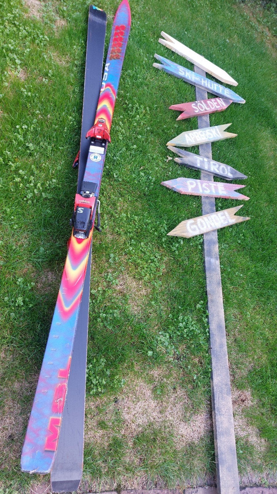Skifeest decoratie: ski's en wegwijzer, Ophalen, Gebruikt, Meerkleurig, Vintage