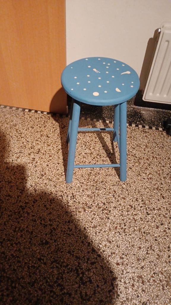 Blauw houten krukje met fluoriserende sterren, Ophalen