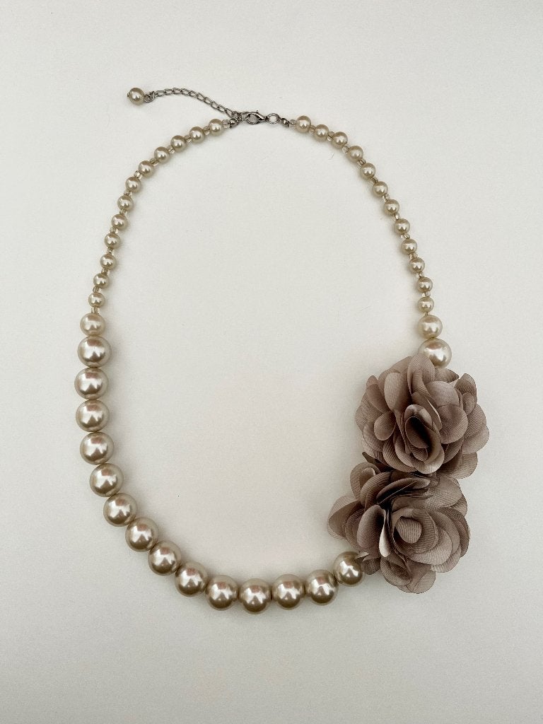 Statement parelketting bloemen taupe / greige / champagne, Ophalen of Verzenden, Nieuw, Overige materialen, Verstelbaar
