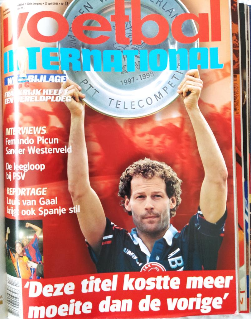 13 Historische Voetbalmagazines in Verzamelband, Boeken, Verzenden, Zo goed als nieuw, Sport en Vrije tijd