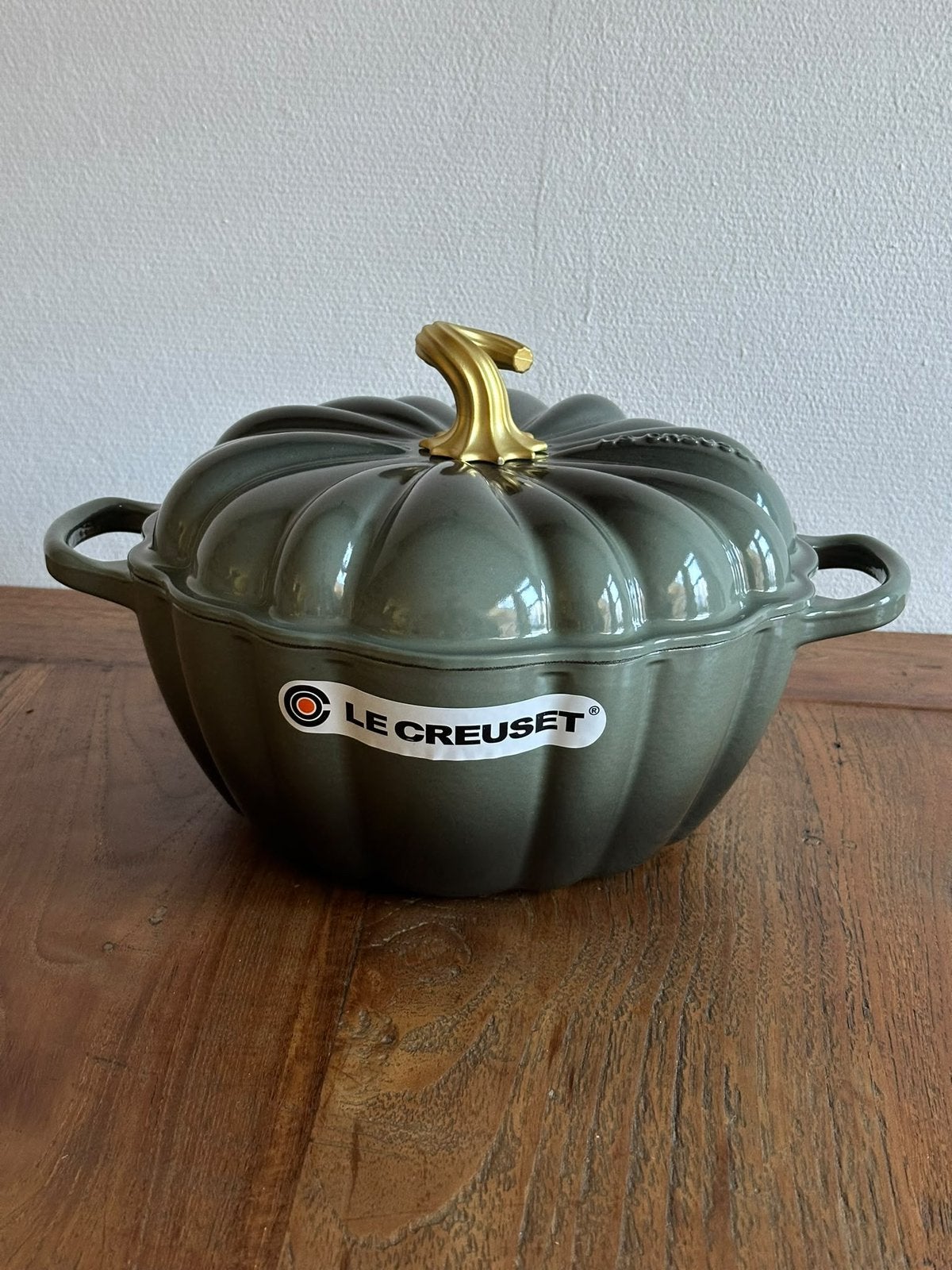 Le Creuset Gietijzeren Pompoen Braadpan 24 cm – Thyme, Nieuw, Le Creuset, Ophalen of Verzenden, Braadpan