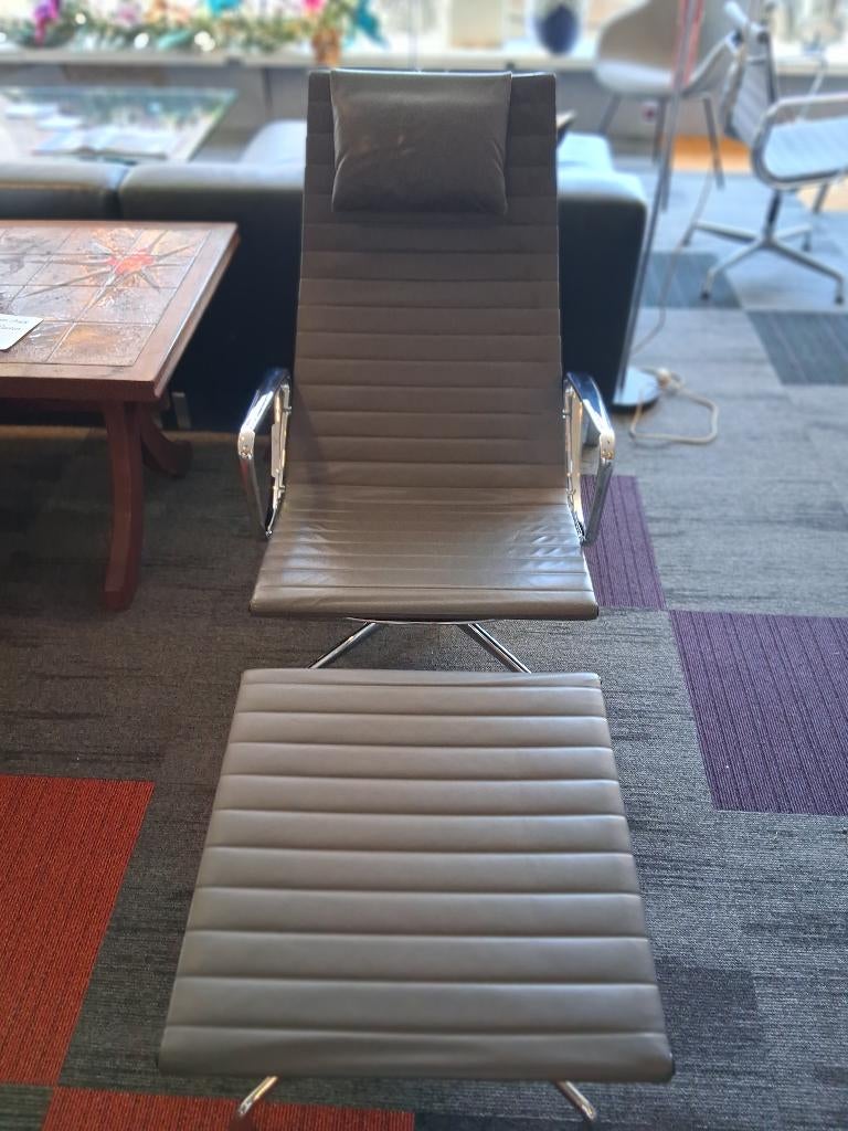 1x Vitra Eames EA 124 + 125 Set Groen/Grijs Leer – Chroom, Huis en Inrichting, Fauteuils, Zo goed als nieuw, Leer, Metaal, 50 tot 75 cm