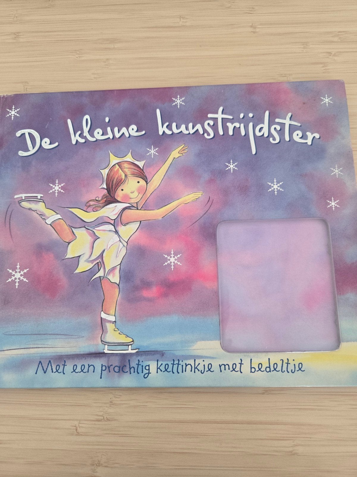 De kleine kunstrijdster - Boek met ketting en bedeltje, Ophalen of Verzenden, Zo goed als nieuw, 3 tot 4 jaar