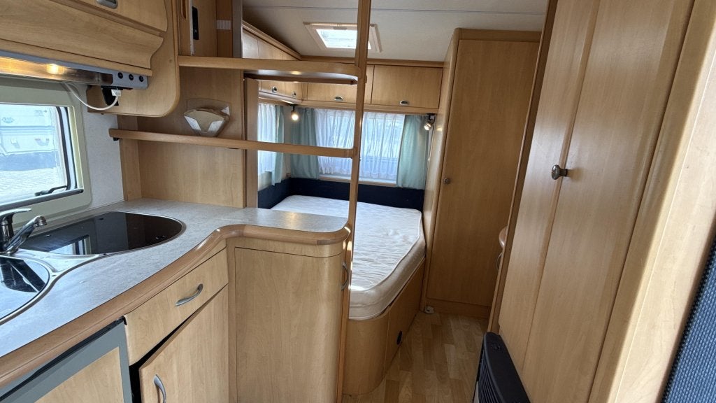 Hobby De luxe Easy 460 UFE bouwjaar 2002 met voortent, Caravans en Kamperen, Schokbreker, Rondzit, Hobby, Bedrijf
