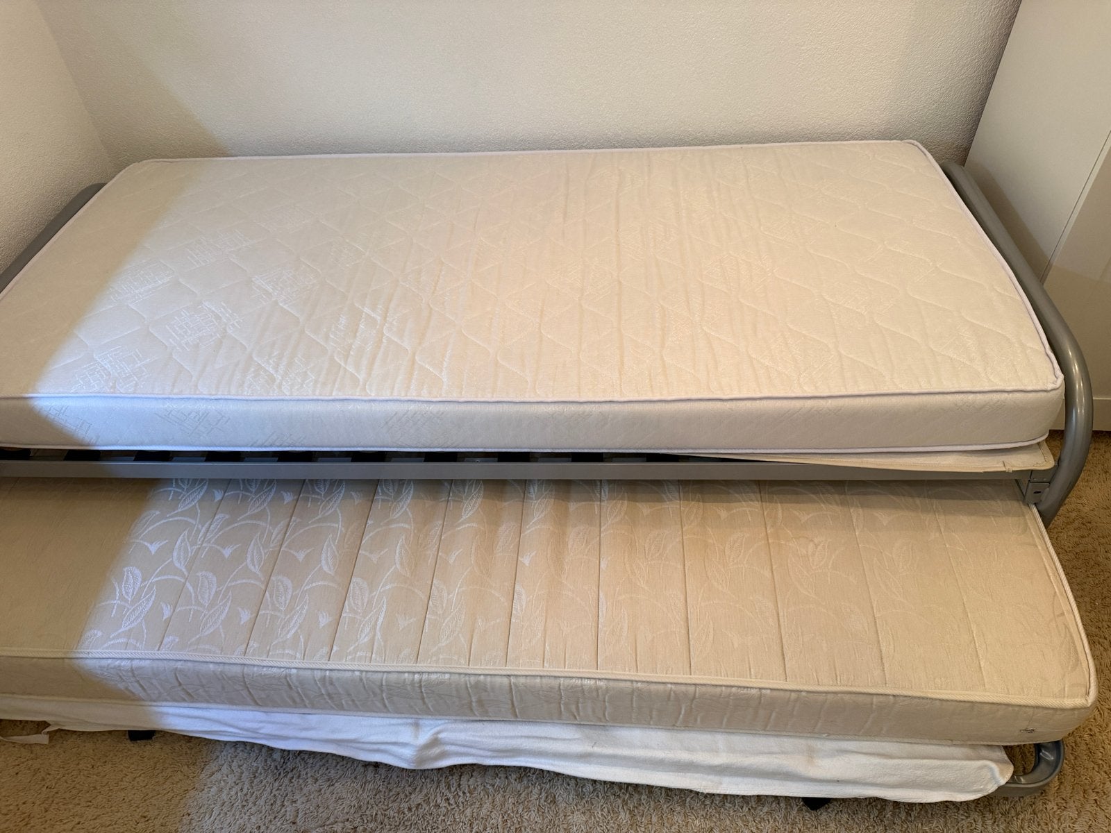 Uitschuifbaar bed met 2 matrassen - Ideaal voor logees, Ophalen, Gebruikt, 90 cm, Eenpersoons