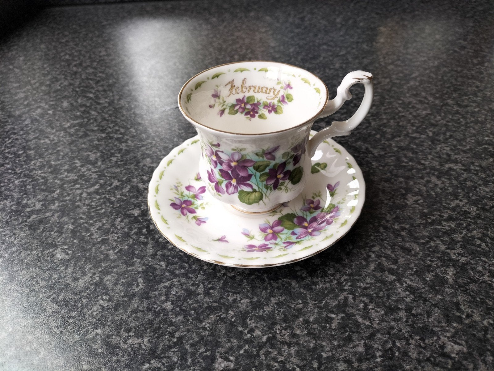 Royal Albert Flower of the month Februari, Ophalen of Verzenden, Zo goed als nieuw, Porselein, Kop en/of schotel