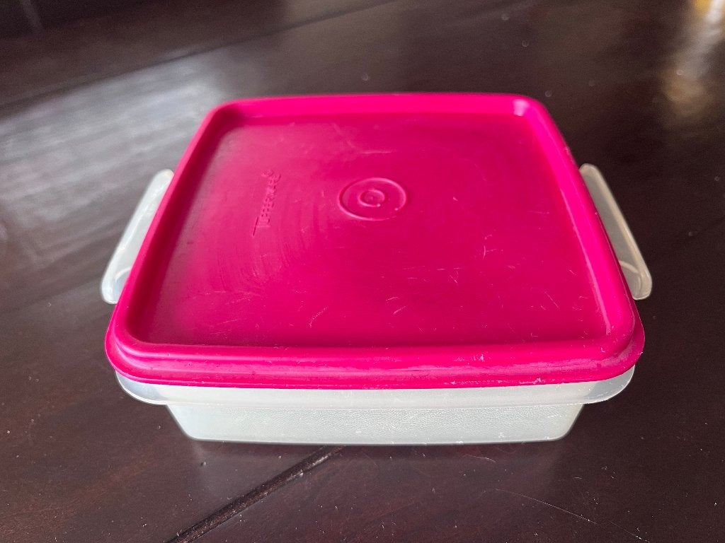 bewaarbak Tupperware vierkant met deksel in rood, Ophalen of Verzenden, Zo goed als nieuw, Met deksel, Bus of Trommel