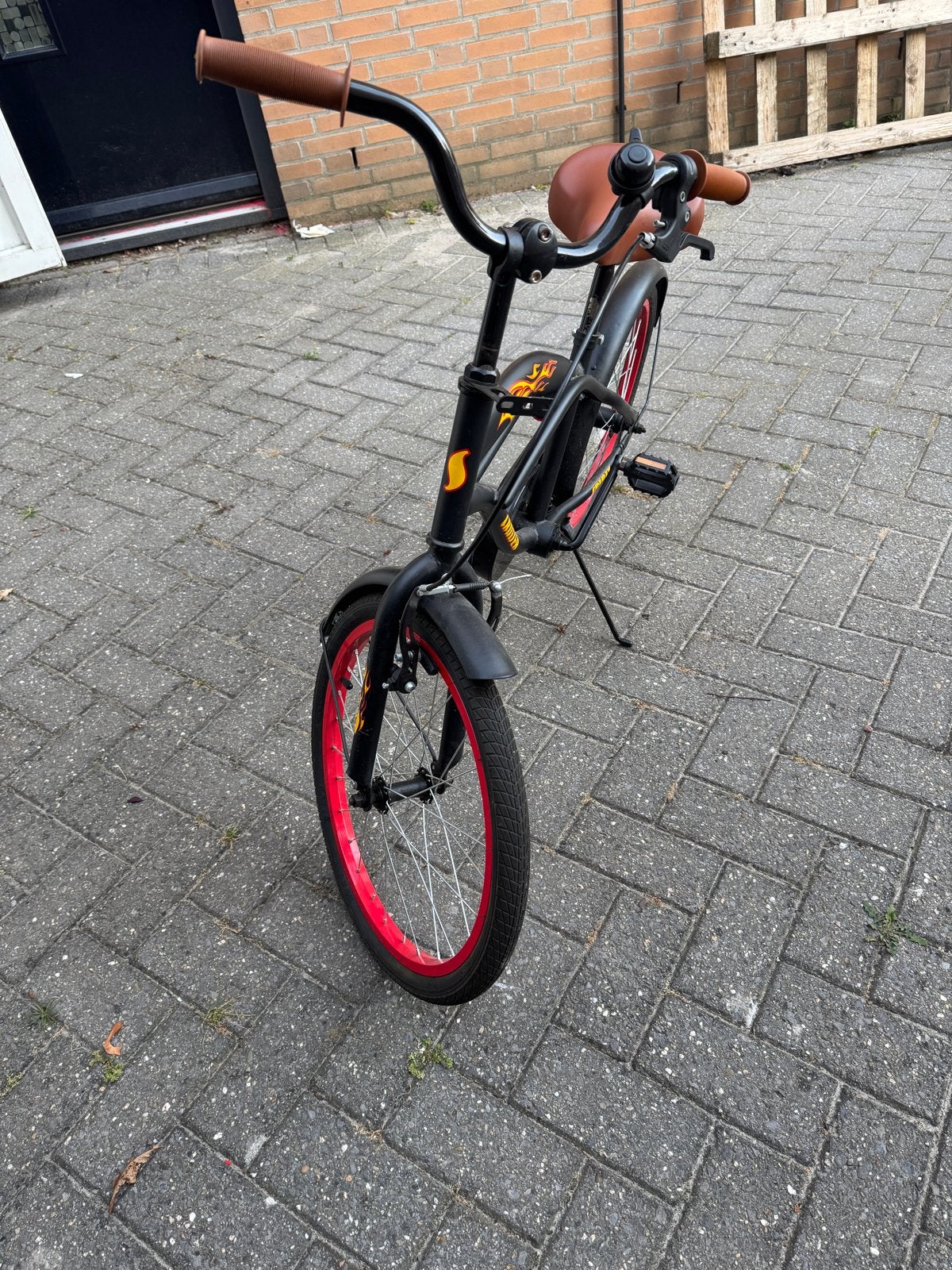 Zwarte Cruiser Fiets 20 inch met Rode Velgen en Vlammen, Fietsen en Brommers, Ophalen, Terugtraprem, Gebruikt, Staal