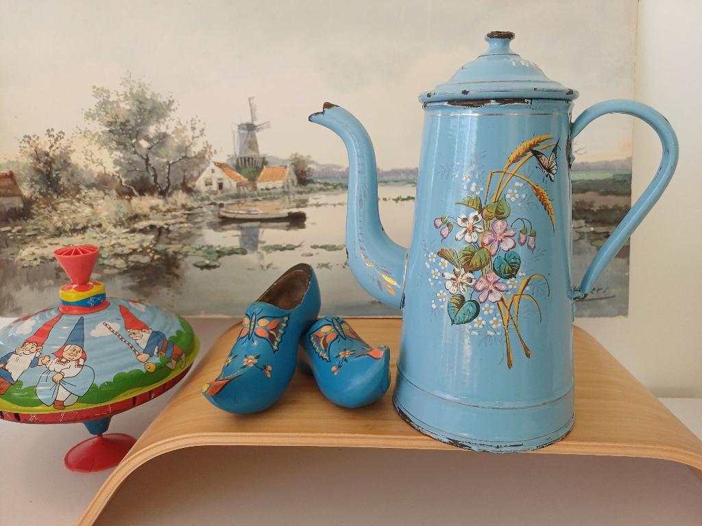 Blauwe emaille koffiepot met dik opgelegde bloemen/ vlinder, Antiek en Kunst, Antiek | Emaille, Ophalen of Verzenden