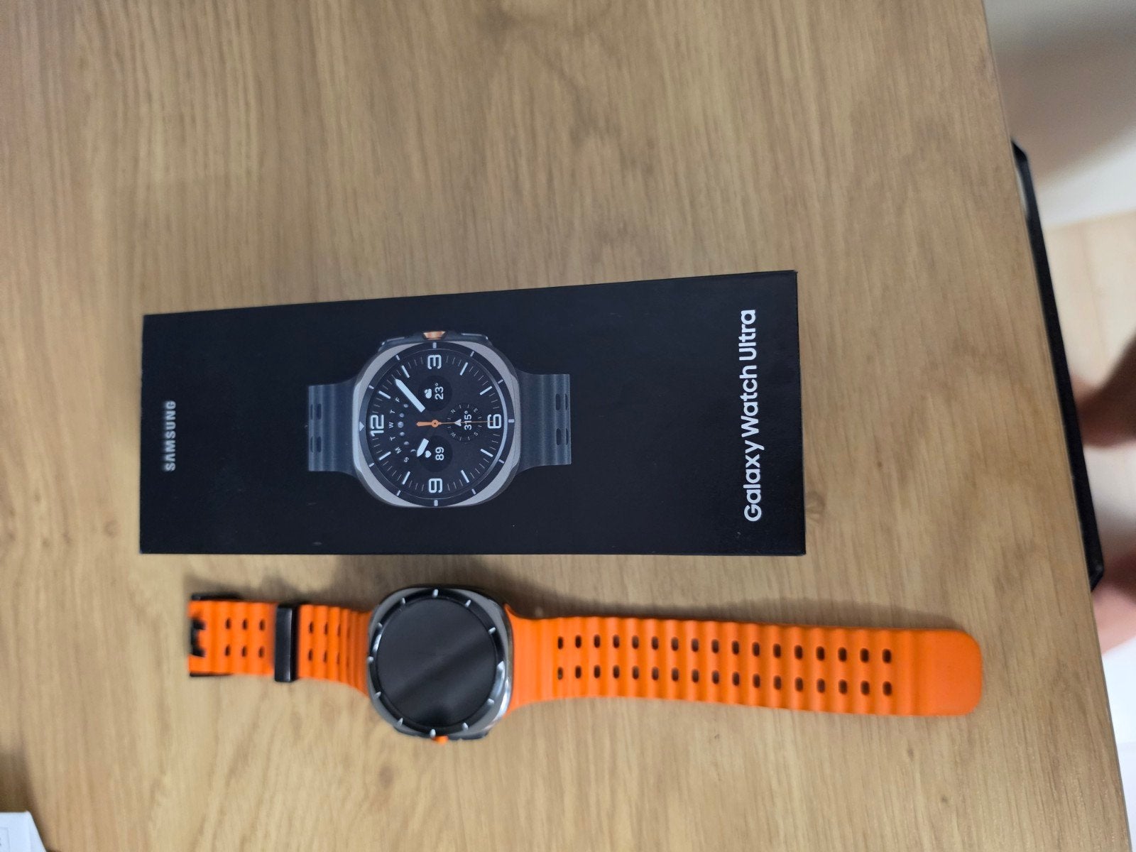 Foto 2 van Samsung Galaxy Watch Ultra (SM-L705F) LTE Titanium Silver