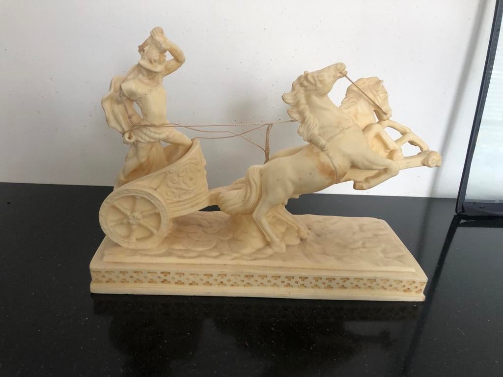 Antiek strijdwagen beeld met paarden en strijder, Antiek en Kunst, Gips, Ophalen of Verzenden, Handgemaakt, 20 - 50 cm