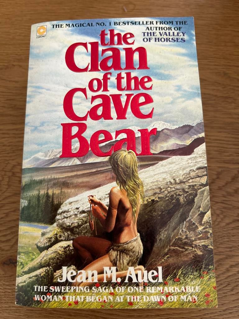 The Clan of the Cave Bear - Jean M. Auel (Engels), Ophalen of Verzenden, Gelezen, Europa overig