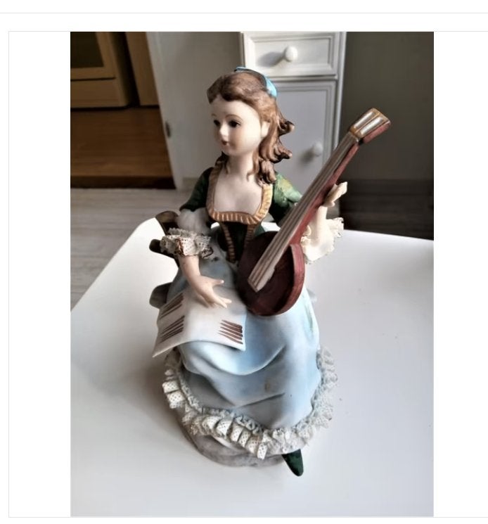 porselein beeld meisje  met luit/hoog 20 cm, Ophalen of Verzenden, Gebruikt, Mens