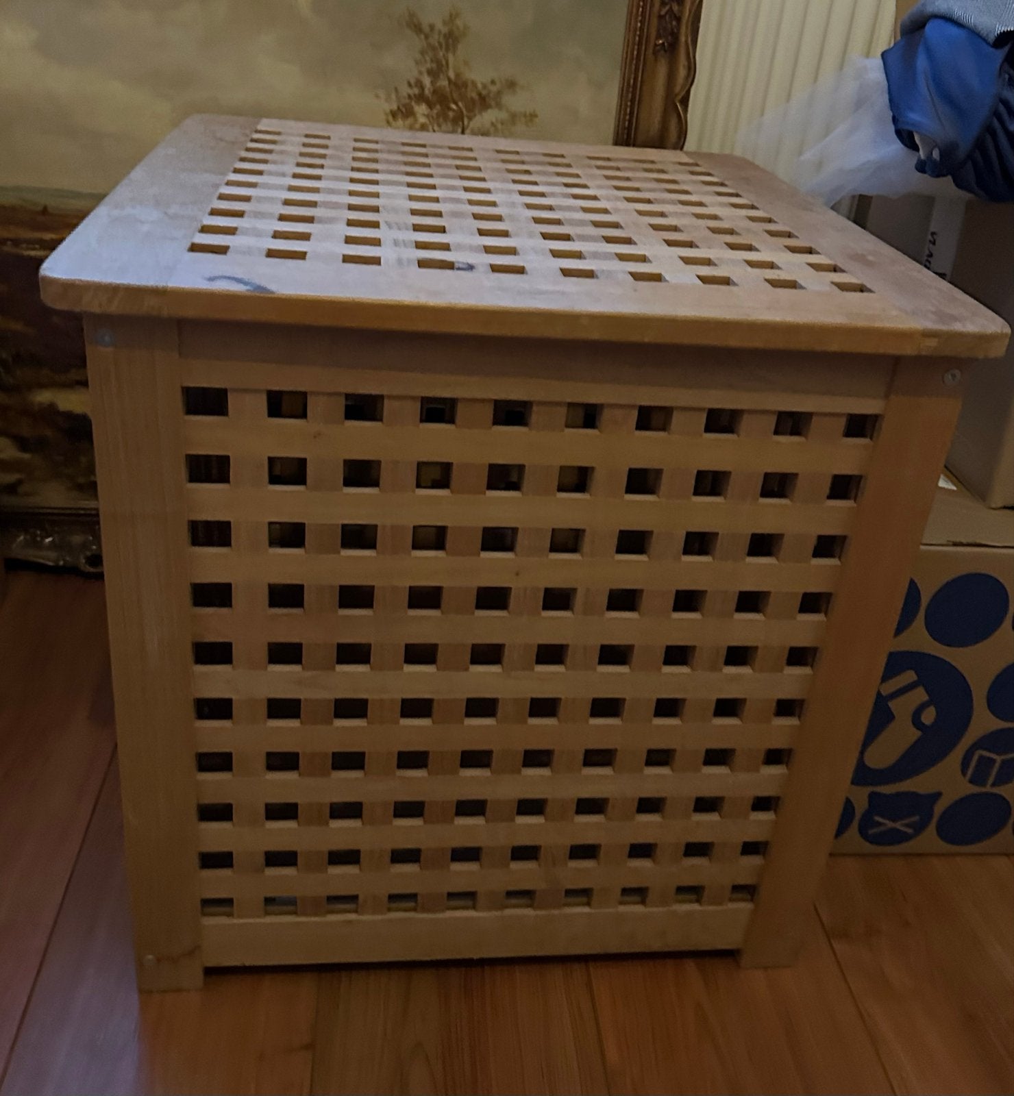 Houten wasmand/opbergkist met roosterpatroon, Huis en Inrichting, Tafels | Bijzettafels, Gebruikt, Vierkant, 55 tot 75 cm, Hout