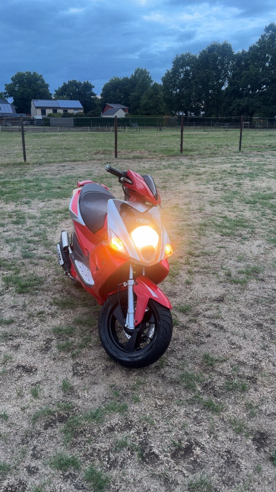 Rode scooter - Goed onderhouden, Fietsen en Brommers, Scooters | Overige merken, Ophalen, Tweetakt, Nieuw, 50 cc