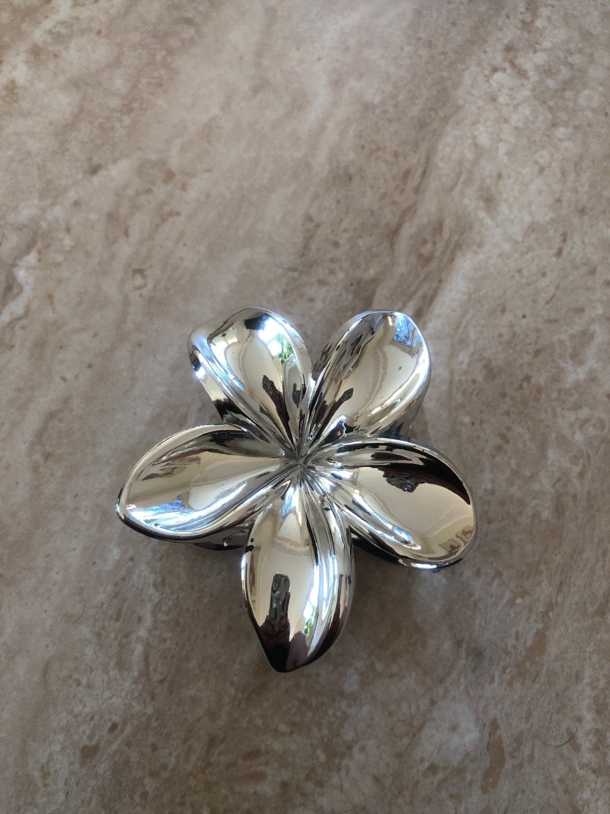 Stijlvolle zilverkleurige bloem haarclip, Ophalen of Verzenden, Zo goed als nieuw