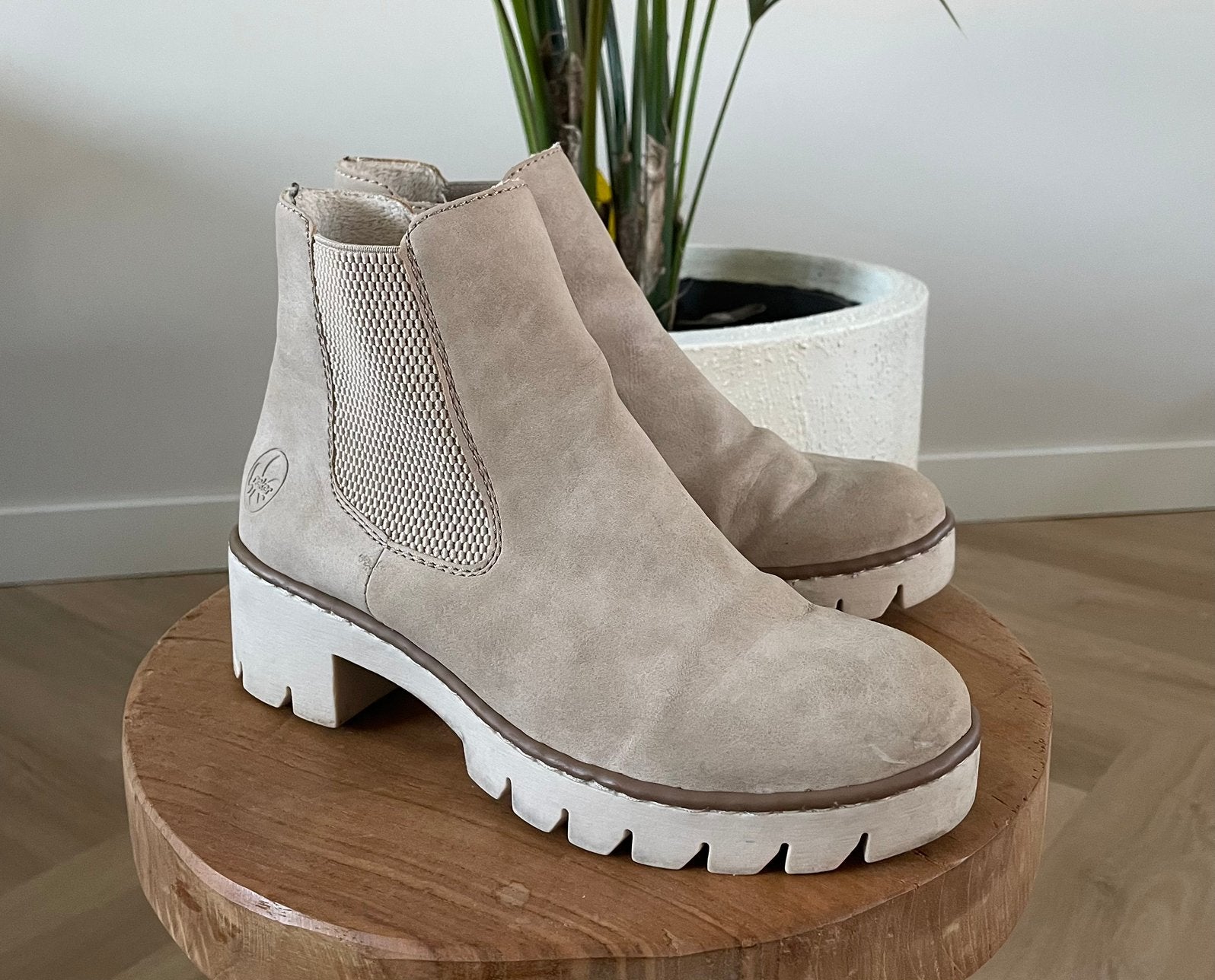 Mooie enkellaarsje met plateauzool!, Verzenden, Zo goed als nieuw, Beige