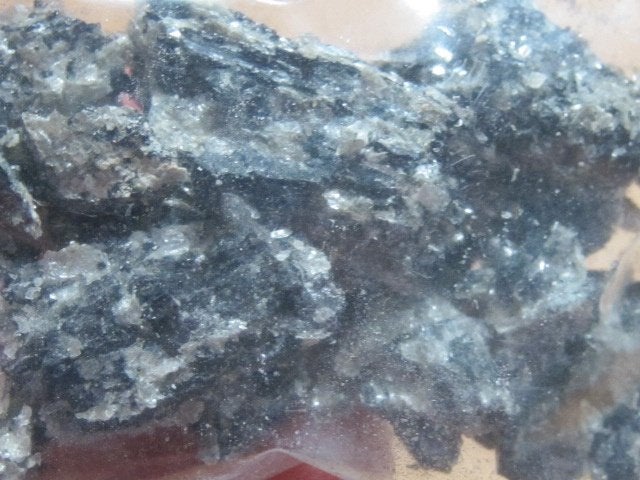 m. ruwe edelstenen MUSCOVIET OP TOERMALIJN (2) slijpresten, Verzenden, Mineraal