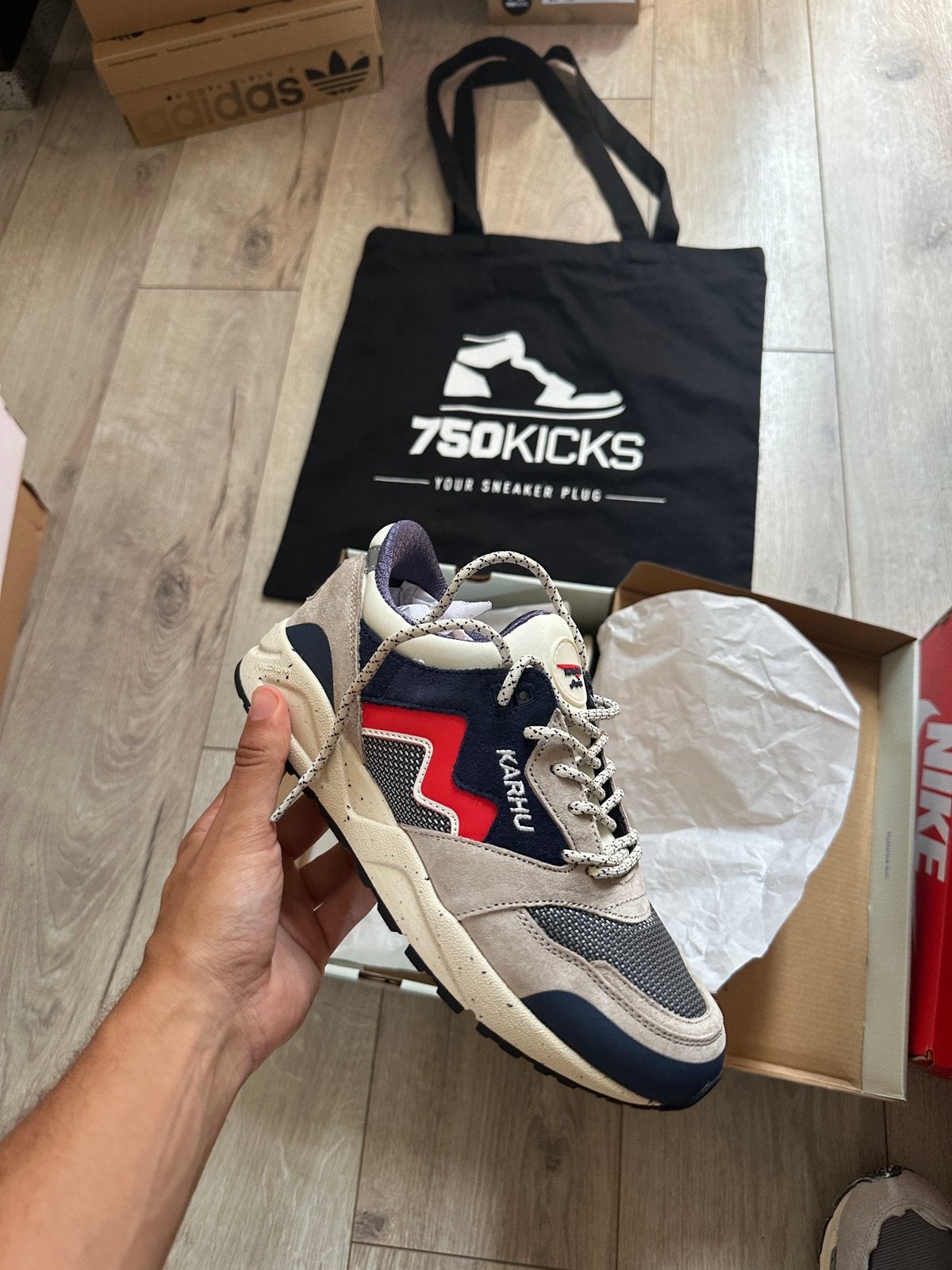 Karhu Aria 95 Silver Lining / Fiery Red F803130 Maat EU39.5, Nieuw, Ophalen of Verzenden, Sneakers of Gympen, Rood
