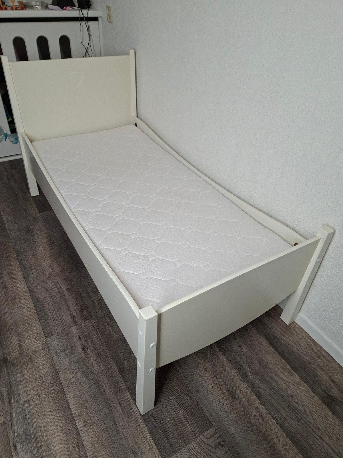 Kinderbed 150 x 70, Ophalen, Wit, 190 cm of minder, Zo goed als nieuw