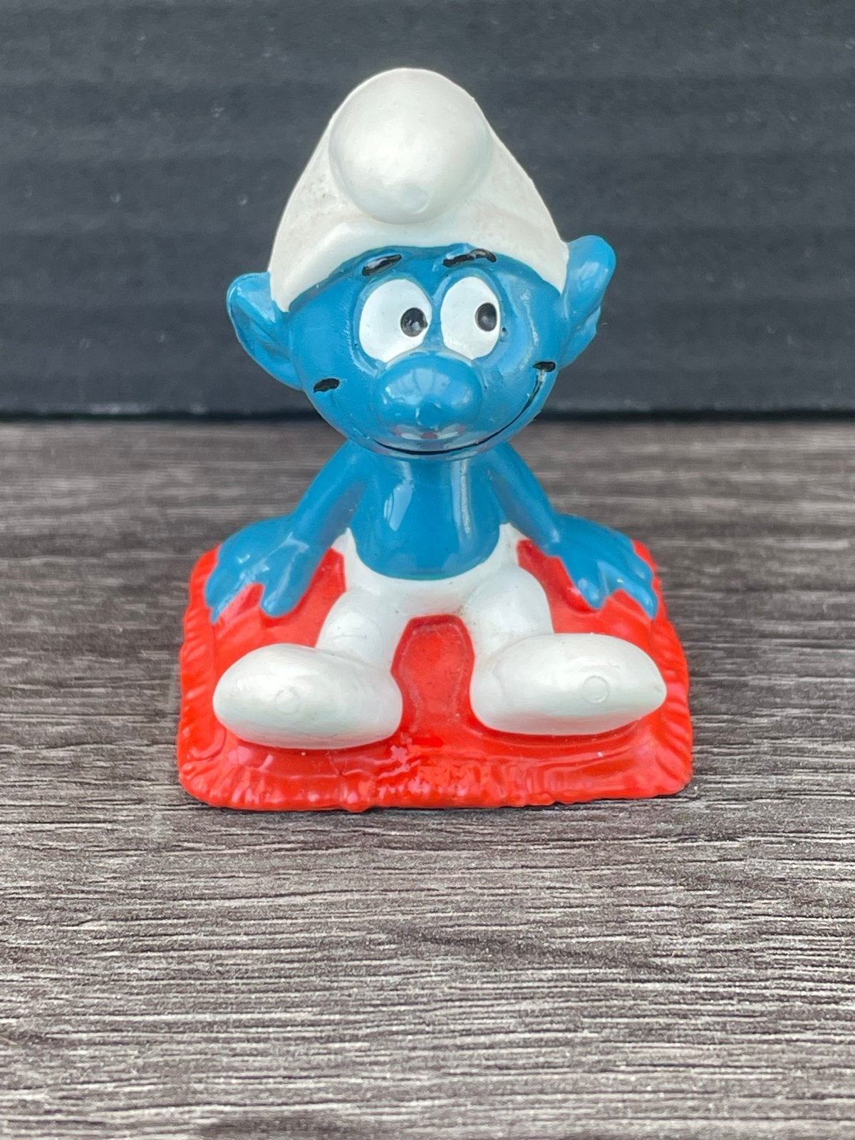 Smurf op vliegend tapijt - Vintage Smurfen figuur, Verzamelen, Smurfen, Ophalen of Verzenden, Gebruikt, Overige Smurfen, Poppetje, Figuurtje of Knuffel