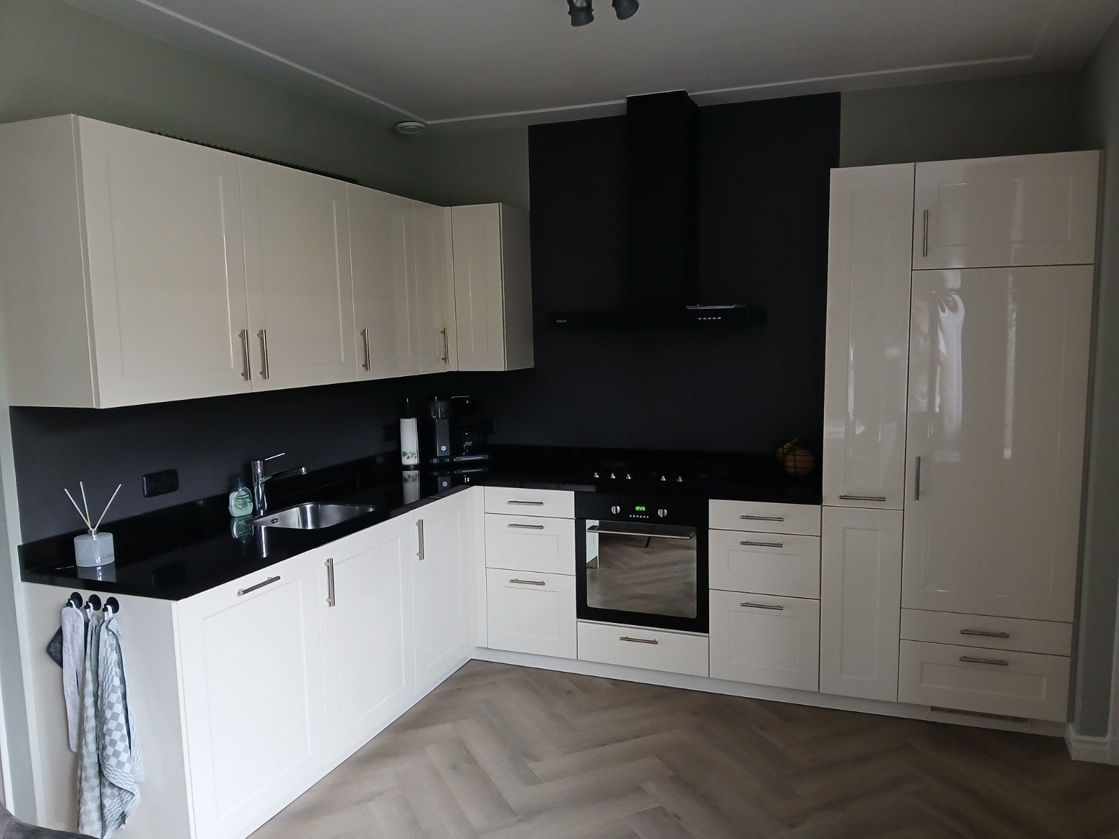 Moderne hoekkeuken met inbouwapparatuur, Huis en Inrichting, Ophalen, Gebruikt, Wit, Hoekkeuken