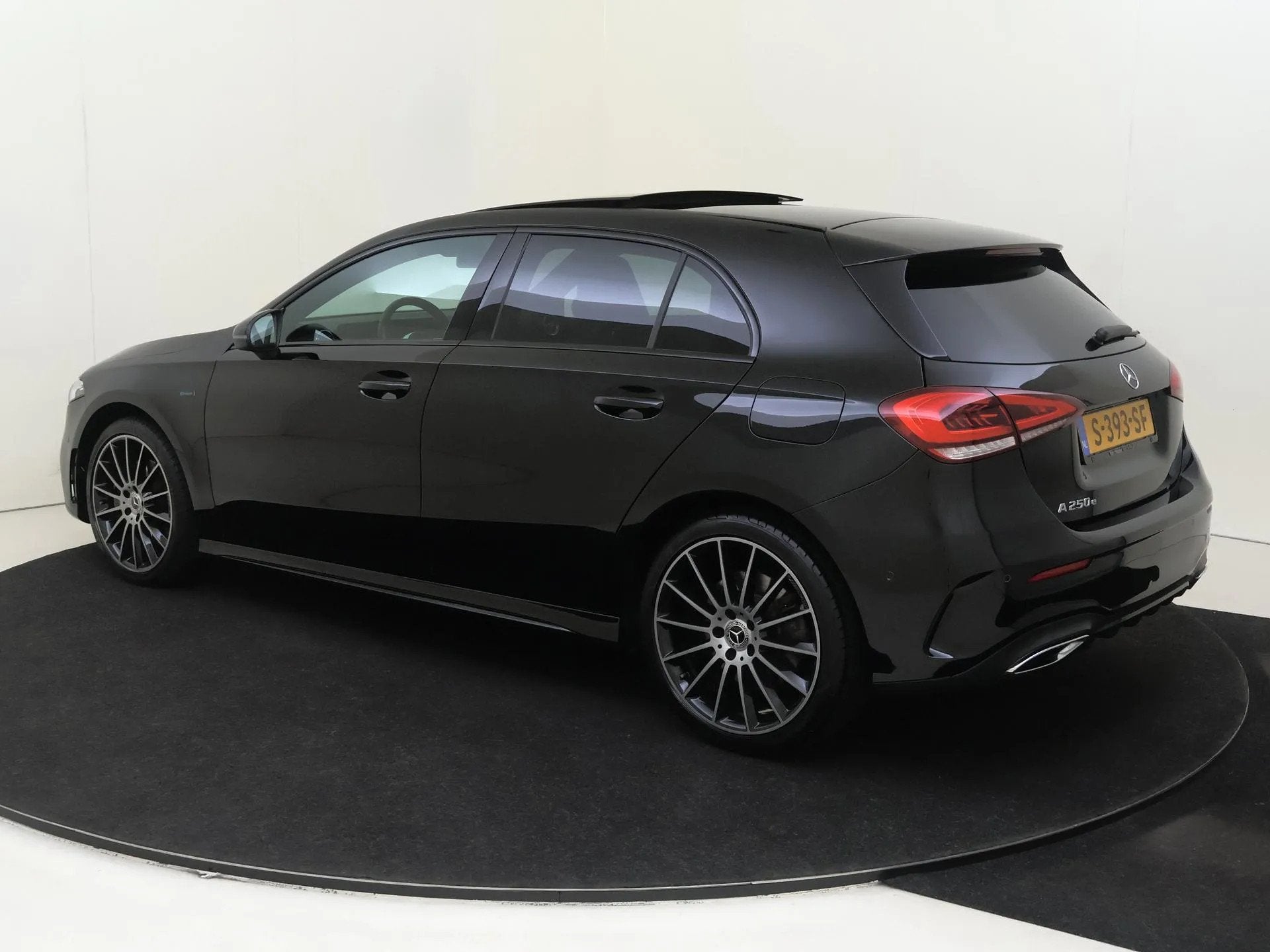 Mercedes-Benz A-Klasse 250 e Premium Plus (bj 2020), 77 km/l, Gebruikt, Zwart, Bedrijf