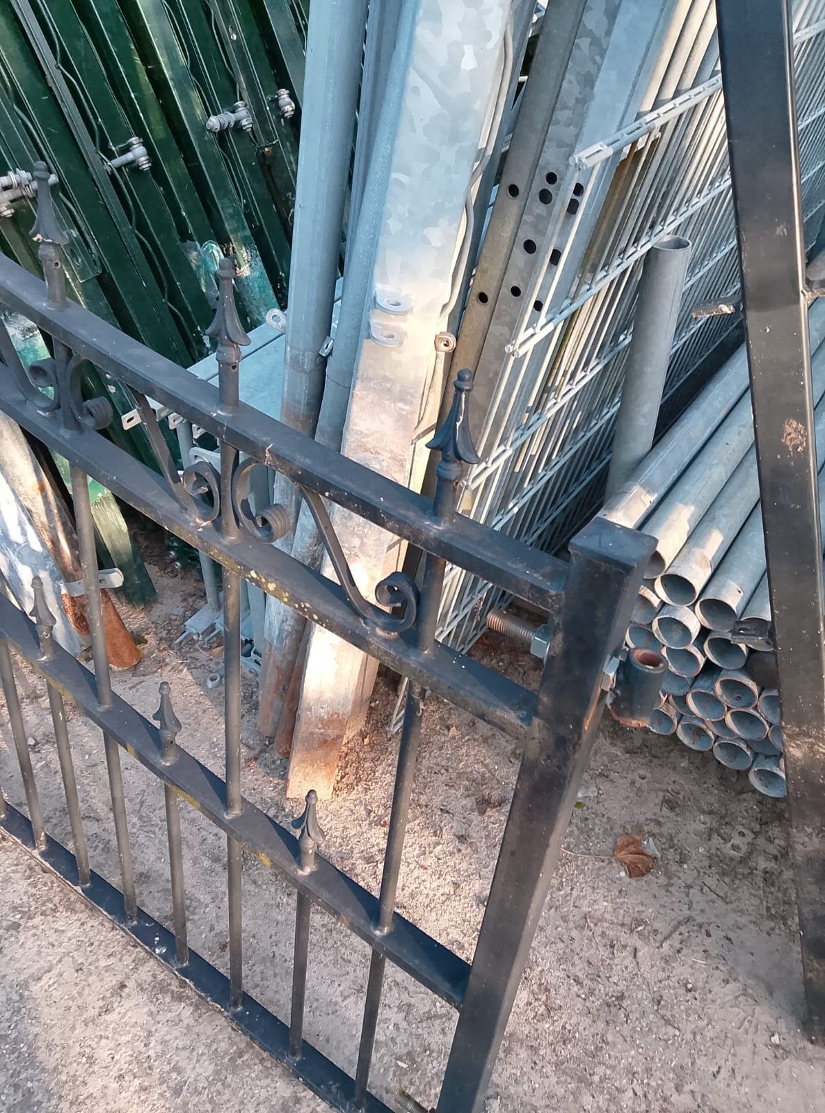 Dubbele sierpoort  met  8 meter  sierhekwerk, Ophalen, Zo goed als nieuw, IJzer, Sierhekwerk