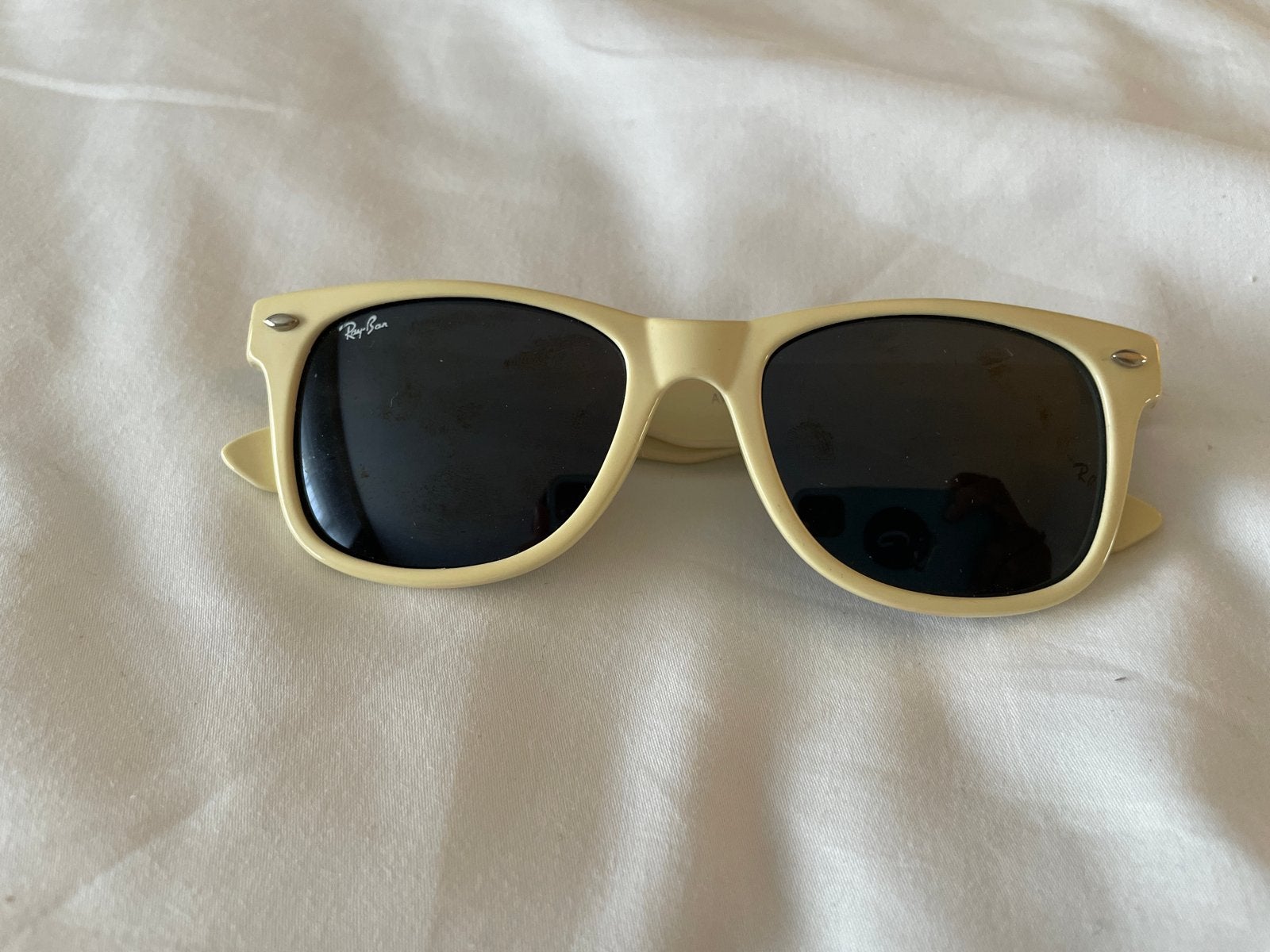 Ray-Ban Wayfarer zonnebril - Crème/Geel, Gebruikt, Zonnebril, Beige, Ophalen of Verzenden