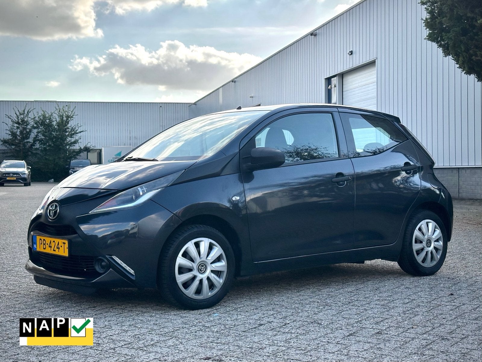 Toyota Aygo 1.0 VVT-i x-fun | CarPlay|Airco|Nw APK|Dealerond, Voorwielaandrijving, Dealer onderhouden, Stof, Zwart