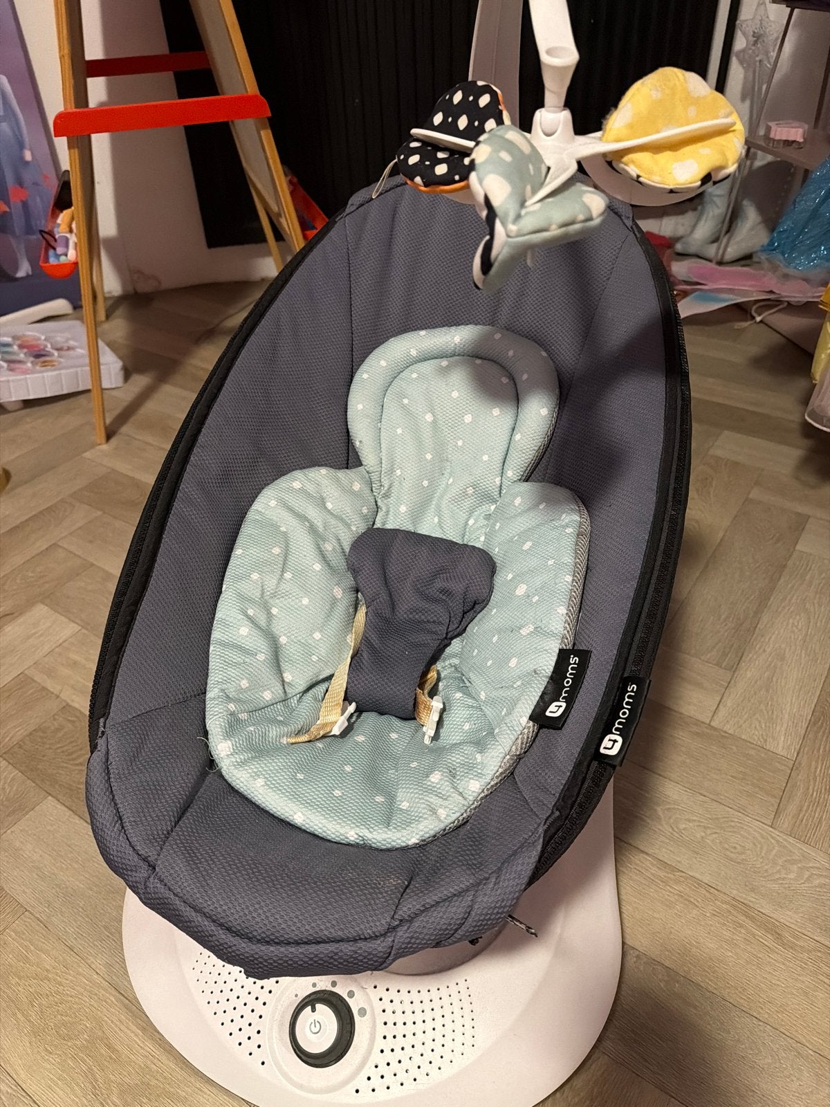 4moms MamaRoo Wipstoel met mobiel en 5 standen, Kinderen en Baby's, Gebruikt, Wipstoel, Met gordel(s) of riempje(s), Ophalen