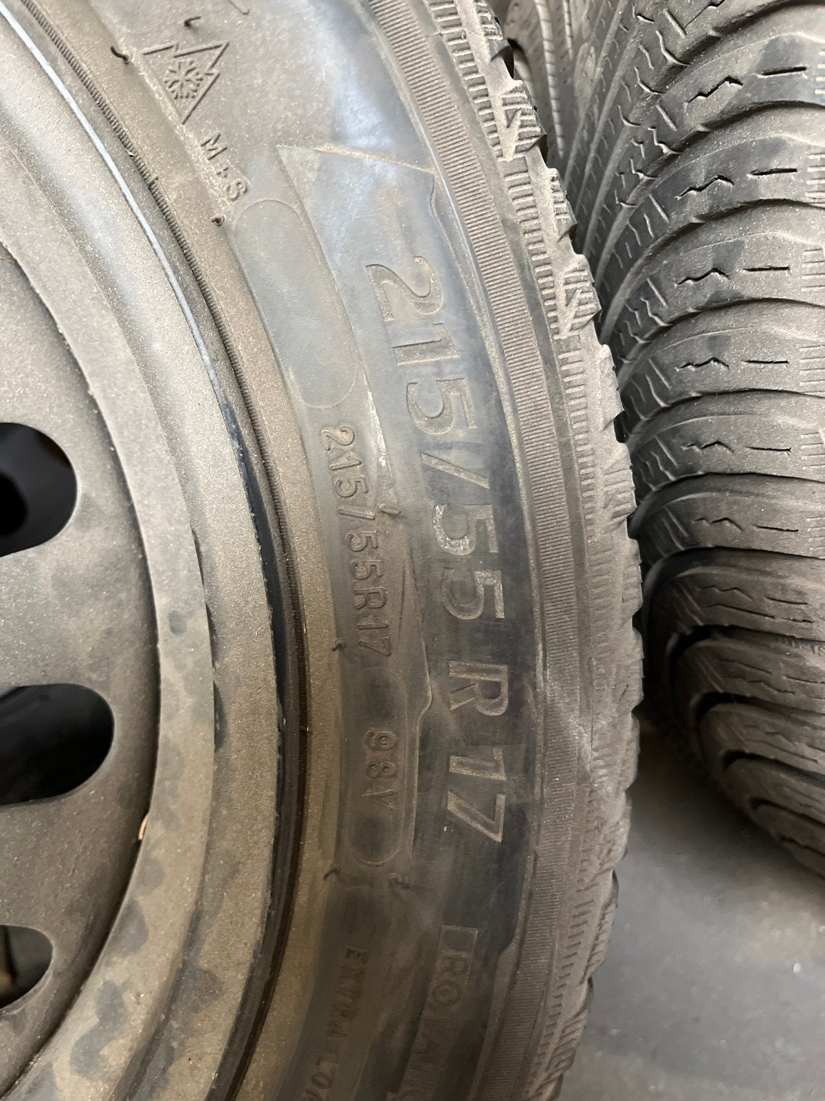 Winterbanden met stalen velgen - 215/55 R17 Michelin Alpin 5, Auto-onderdelen, Banden en Velgen, Ophalen, Banden en Velgen, 17 inch