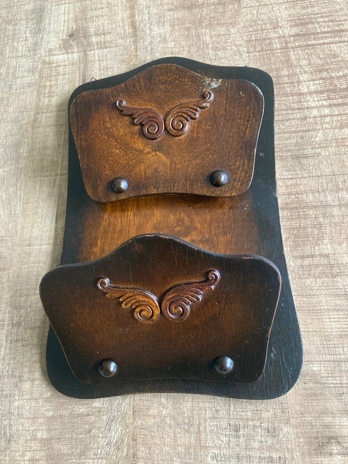 Vintage houten brievenhouder met sierlijke details, Antiek en Kunst, Ophalen of Verzenden