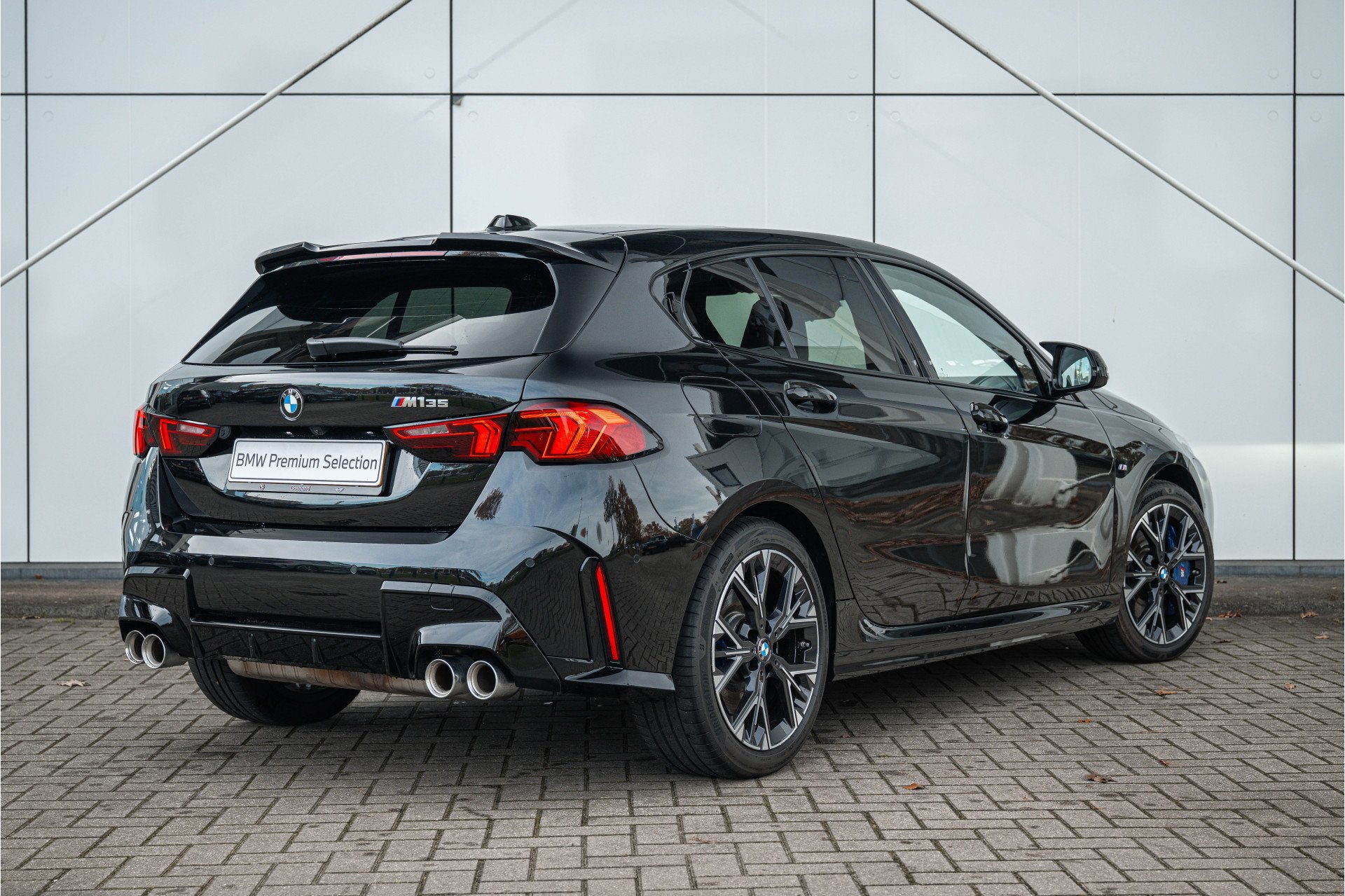 BMW 1 Serie M135 xDrive High Executive Automaat / Panoramada, Auto's, BMW, 1525 kg, Gebruikt, 4 cilinders, Met garantie (alle)