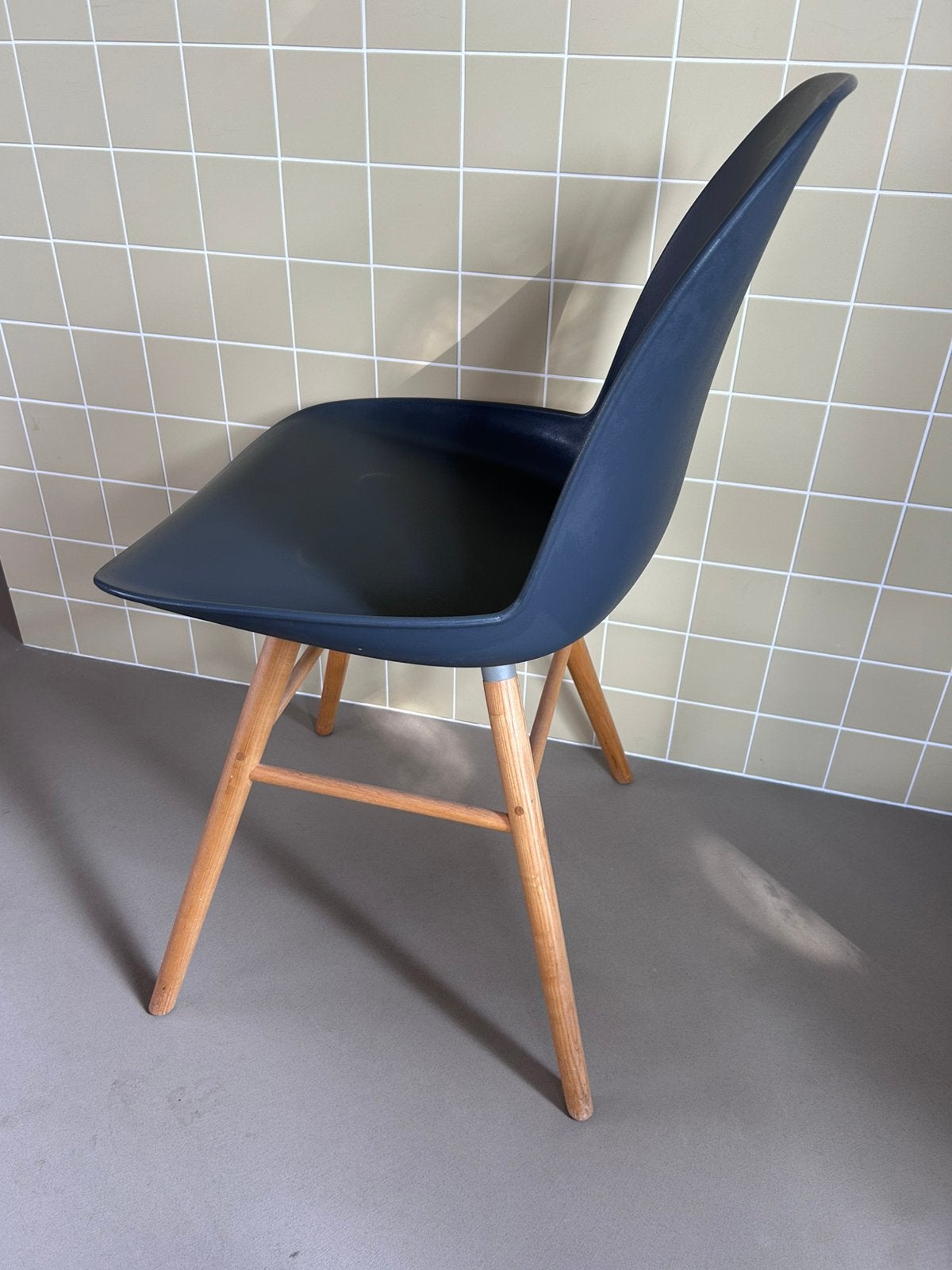 Eetkamer / kuip stoel Zuiver, Ophalen, Gebruikt, Grijs, Eén