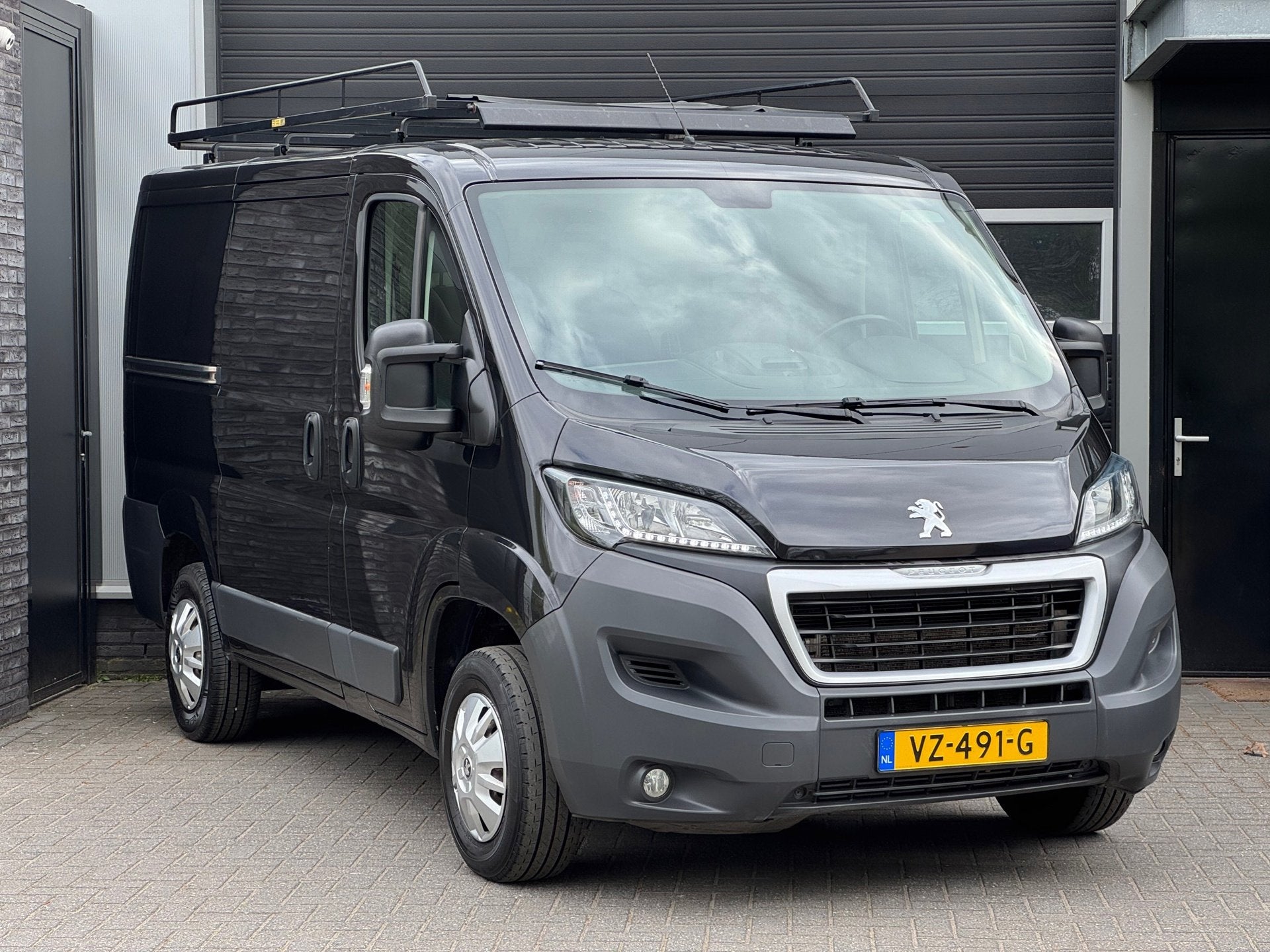 Peugeot Boxer 330 2.0 BlueHDI L1H1 Premium Pack 2x Schuifdeu, Auto's, Bestelauto's, Voorwielaandrijving, Gebruikt, Euro 6, 4 cilinders