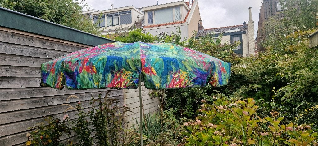 Fleurige zonneparasol met diameter van 2m, Ophalen, Kantelbaar, Zo goed als nieuw, 1 tot 2 meter