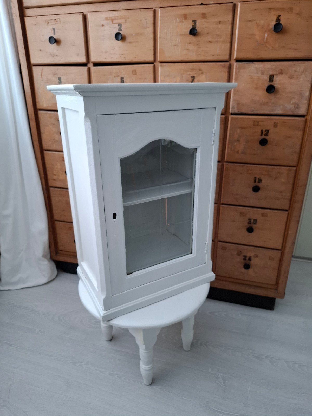 Oud wit kastje met glazen deurtje, Huis en Inrichting, Ophalen, Minder dan 50 cm, Gebruikt, Glas