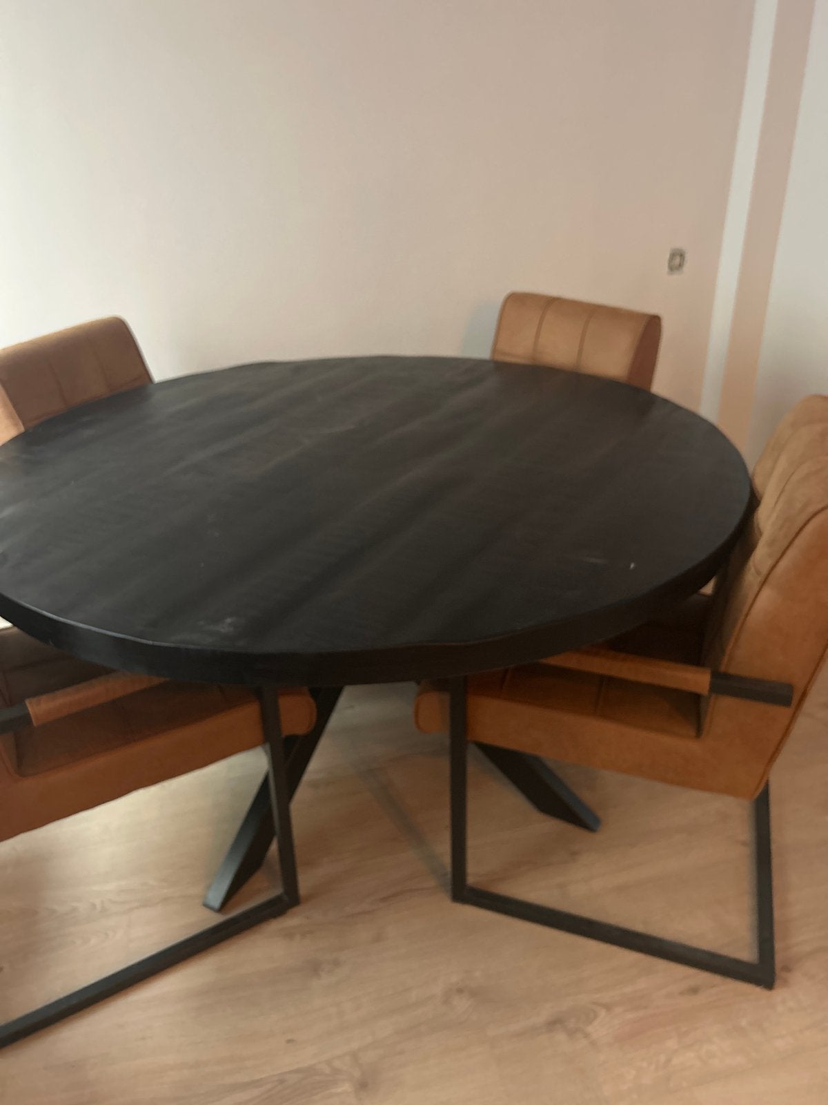 Stijlvolle Ronde Eettafel met Zwart Blad en Metalen Poten, Huis en Inrichting, Tafels | Eettafels, Ophalen, Gebruikt, 100 tot 150 cm